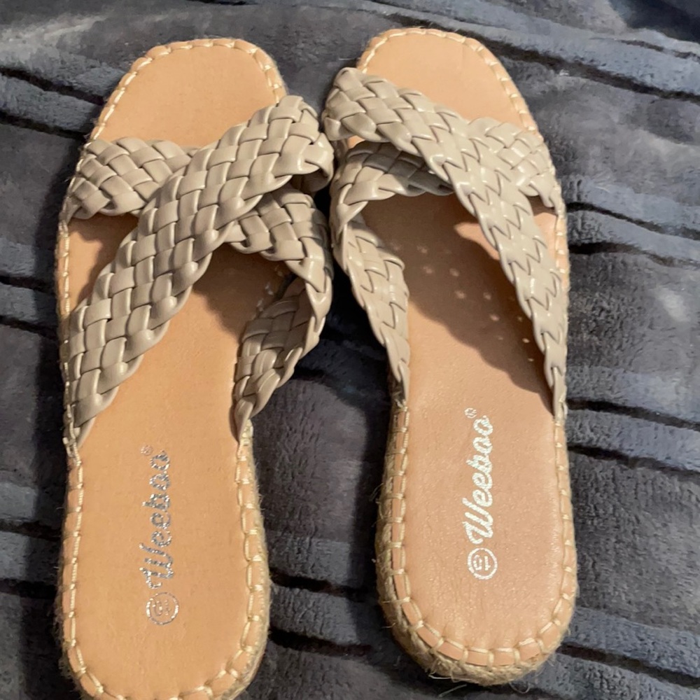 Crossover sandals